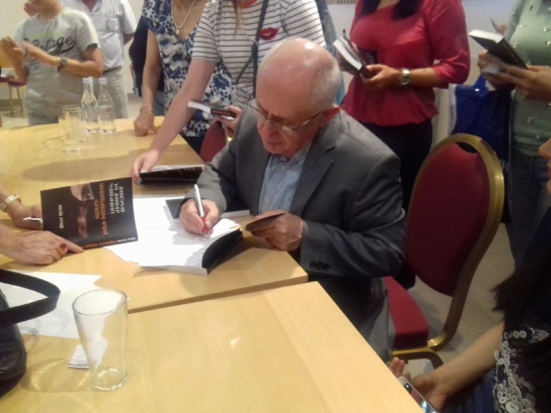 Taner Akçam Yerevan'da kitaplarını imzaladı